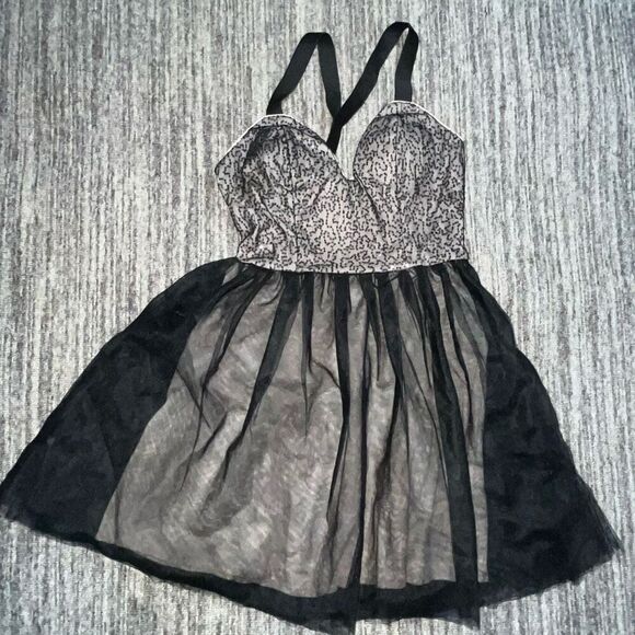 Emerald Sundae Juniors Size 7 Sequin Cocktail Mini Dress‎ Black Silver Side Zip - Picture 1 of 9